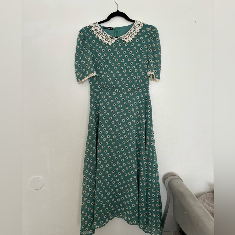 Beautiful sunflower SHEIN dress, Size Small. Zipper in back and lace collar